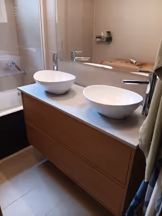 Meuble double vasque en bois avec deux vasques à poser et mitigeurs chromés